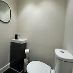 Stylish Centre Flat - Walk To Trinity & Station Apartment