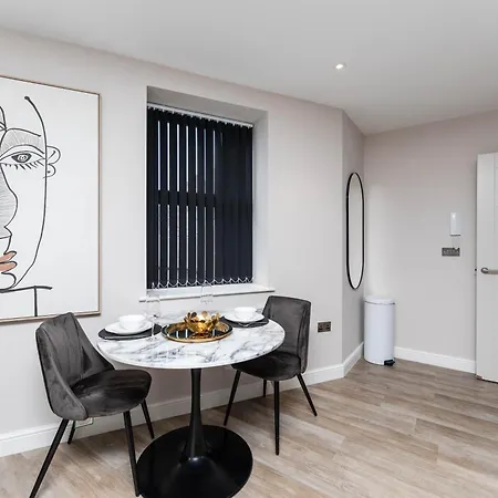 Stylish Centre Flat - Walk To Trinity & Station