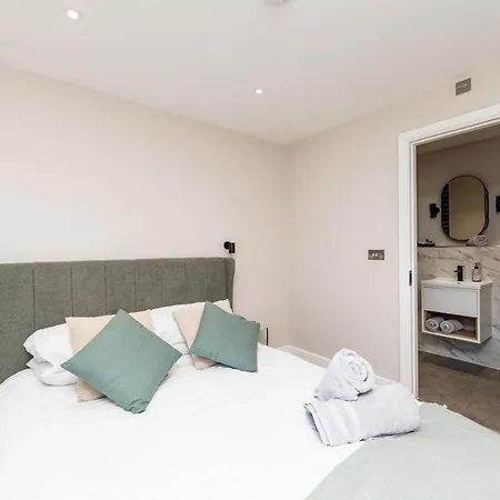 Stylish Centre Flat - Walk To Trinity & Station Apartman *