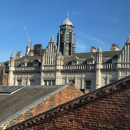 Stylish Centre Flat - Walk To Trinity & Station Apartment