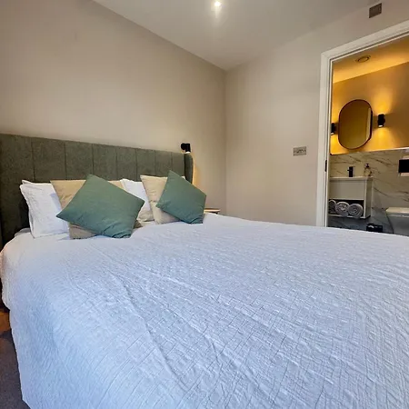 Apartament Stylish Centre Flat - Walk To Trinity & Station *