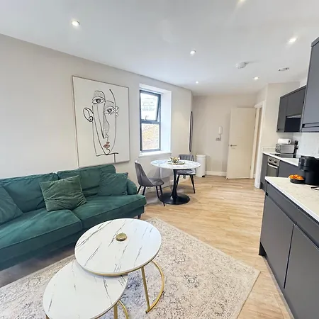 Stylish Centre Flat - Walk To Trinity & Station *