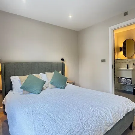 Stylish Centre Flat - Walk To Trinity & Station Apartament