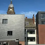 Stylish Centre Flat - Walk To Trinity & Station *