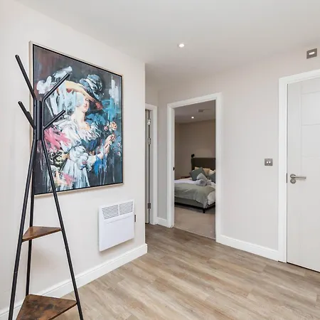 Stylish Centre Flat - Walk To Trinity & Station *